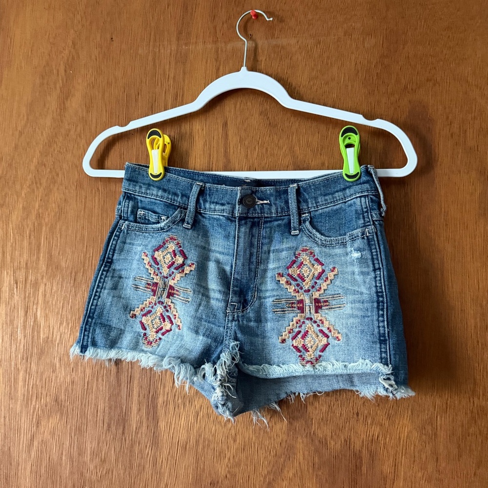 Hollister Embroidered Raw Hem Denim Shorts Women’s Size 24